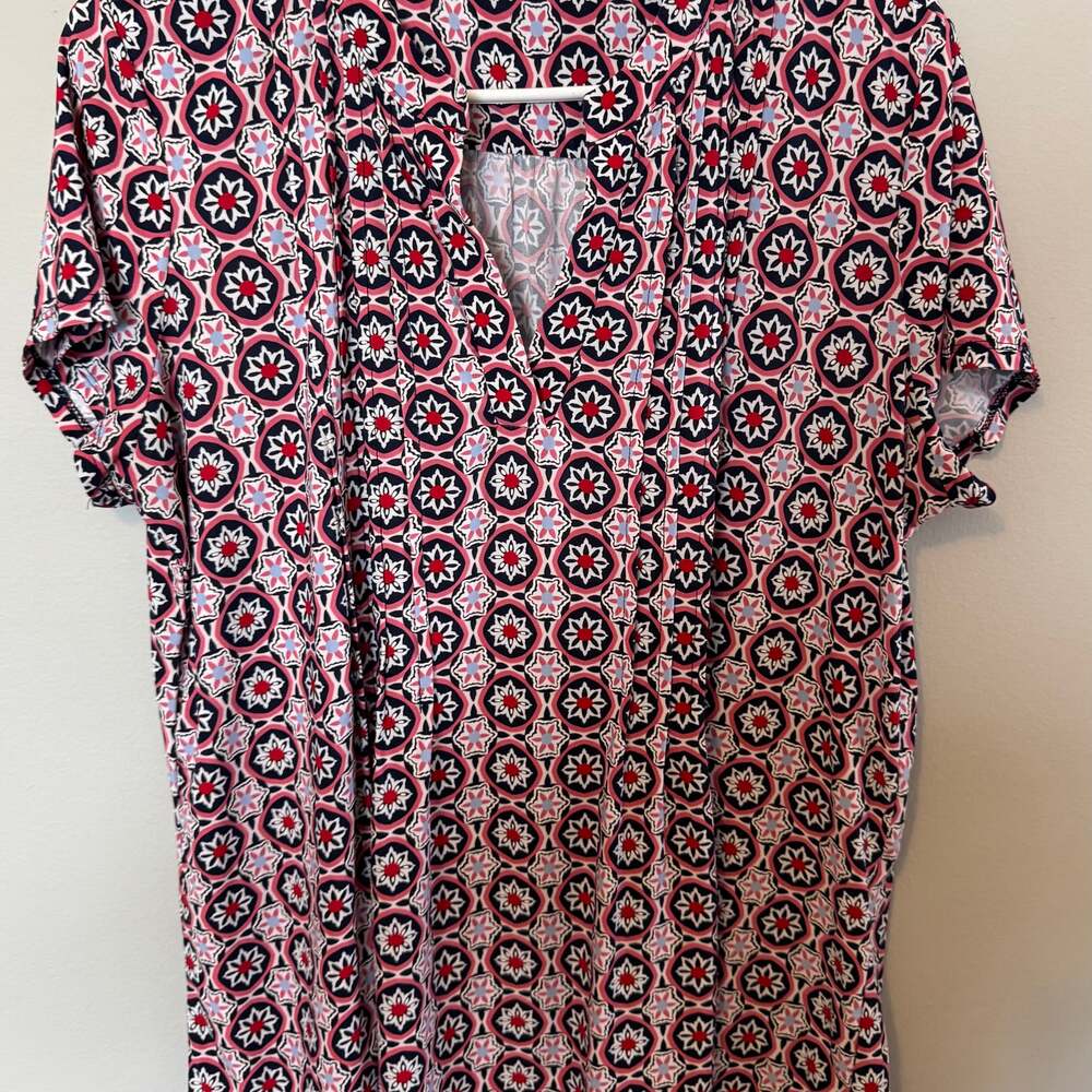 Westport Women's Pink and Red Geometric Pattern V-Neck Pleated Front Short Sleev